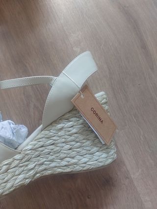 Sandalia Corina con etiqueta