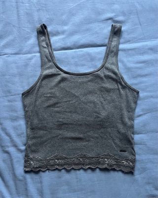 Top Hollister gris con encaje