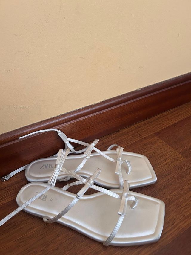 Sandalias de lazos de marca Zara.