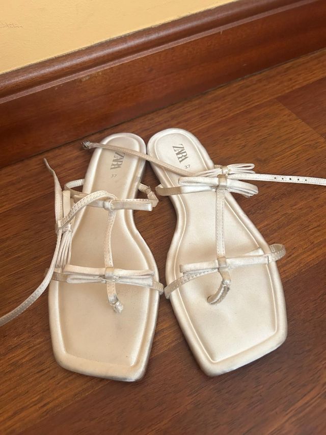 Sandalias de lazos de marca Zara.