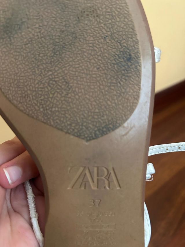 Sandalias de lazos de marca Zara.