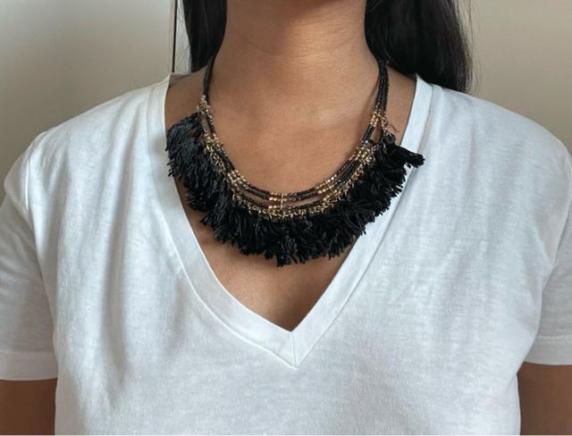 Gargantilla negra con adornos dorados boho