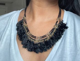 Gargantilla negra con adornos dorados boho