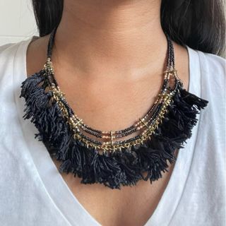 Gargantilla negra con adornos dorados boho