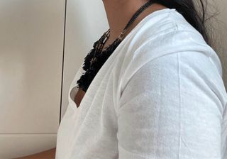 Gargantilla negra con adornos dorados boho