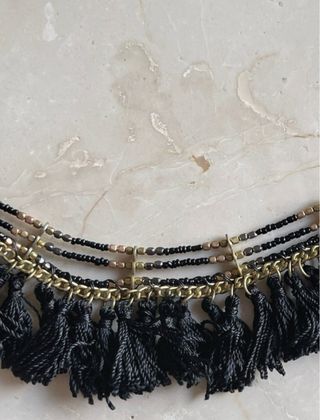 Gargantilla negra con adornos dorados boho