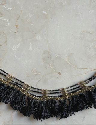 Gargantilla negra con adornos dorados boho