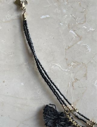 Gargantilla negra con adornos dorados boho