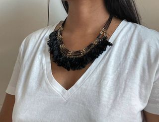 Gargantilla negra con adornos dorados boho