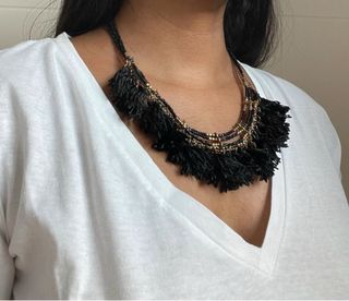 Gargantilla negra con adornos dorados boho