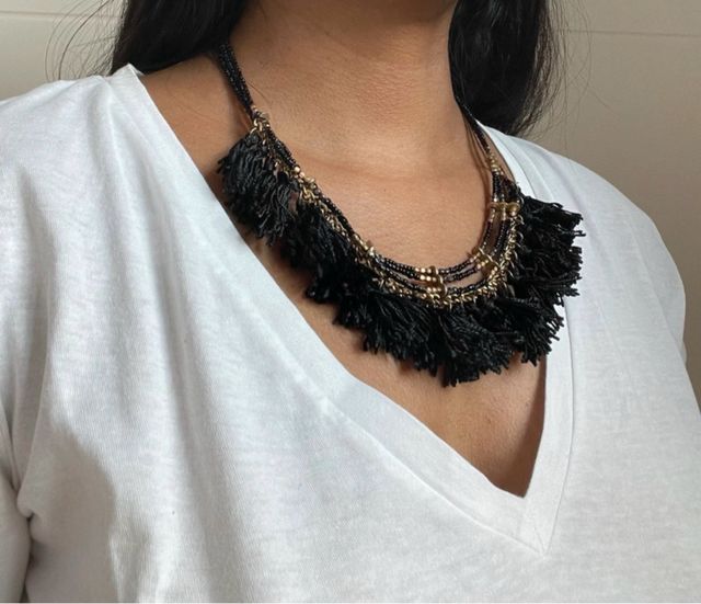 Gargantilla negra con adornos dorados boho