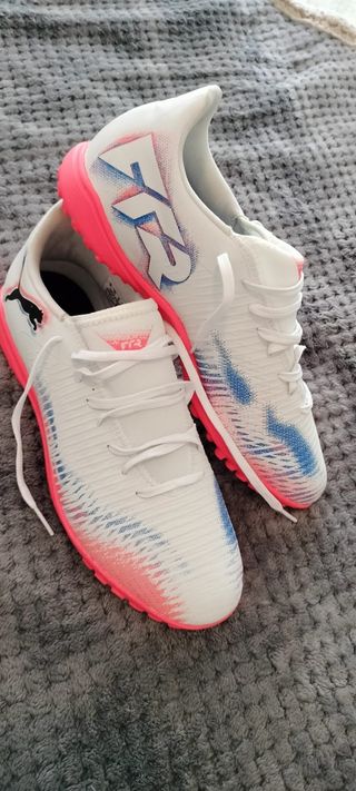 Botas de fútbol Puma blancas y rosas