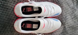 Botas de fútbol Puma blancas y rosas