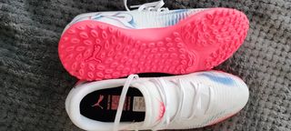 Botas de fútbol Puma blancas y rosas
