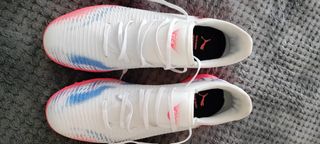 Botas de fútbol Puma blancas y rosas