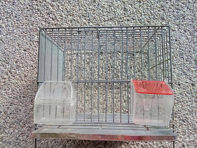 Jaula para pájaros con comederos