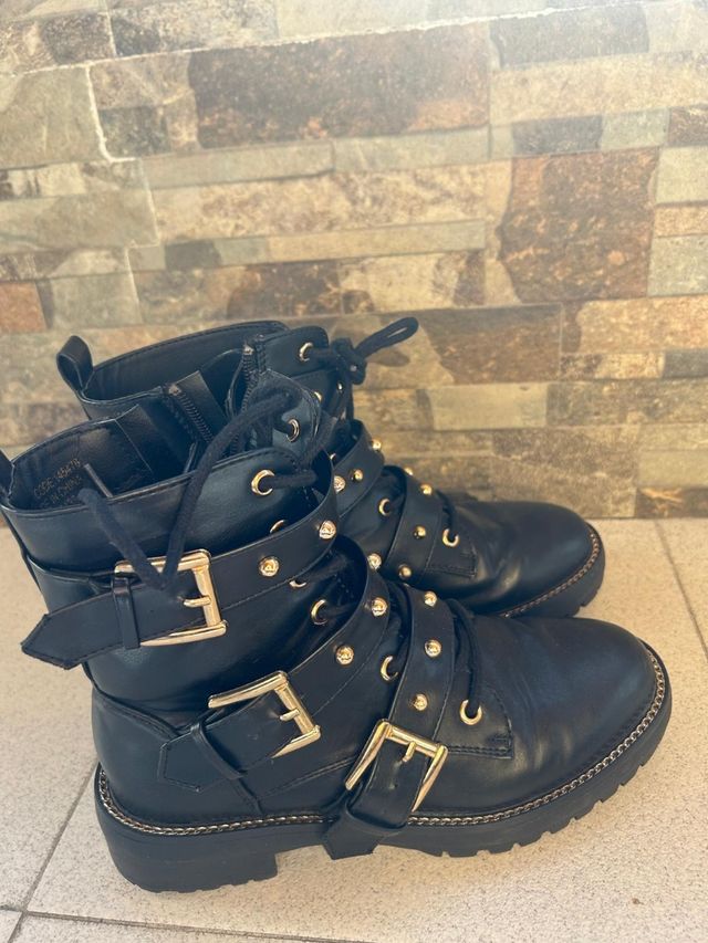 Botas militares negras con detalles dorados