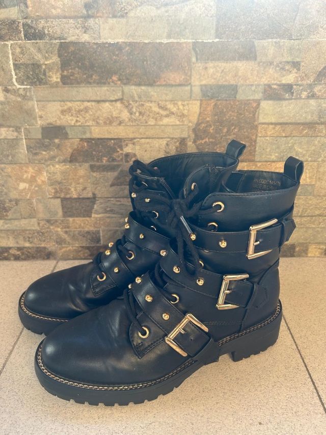 Botas militares negras con detalles dorados