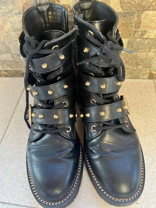 Botas militares negras con detalles dorados