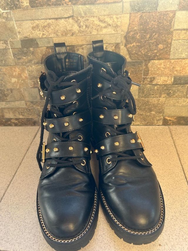 Botas militares negras con detalles dorados