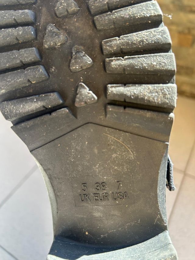 Botas militares negras con detalles dorados