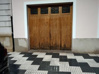 Puertas de garaje de madera de mobila.
