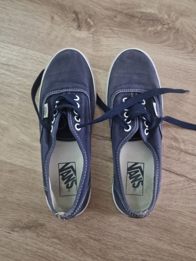 Zapatillas Vans azules y blancas