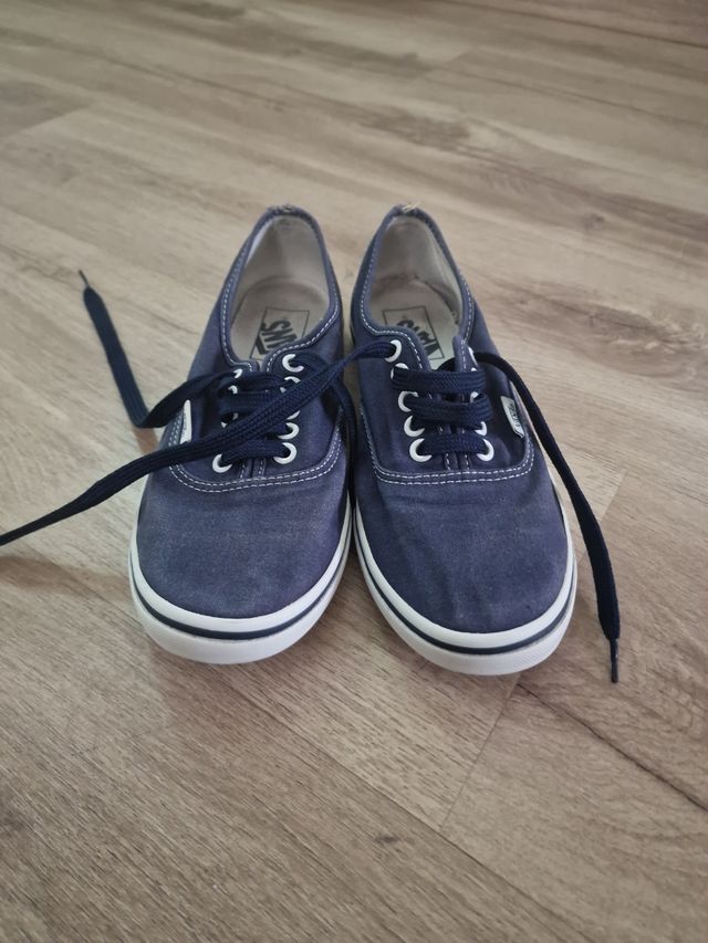 Zapatillas Vans azules y blancas