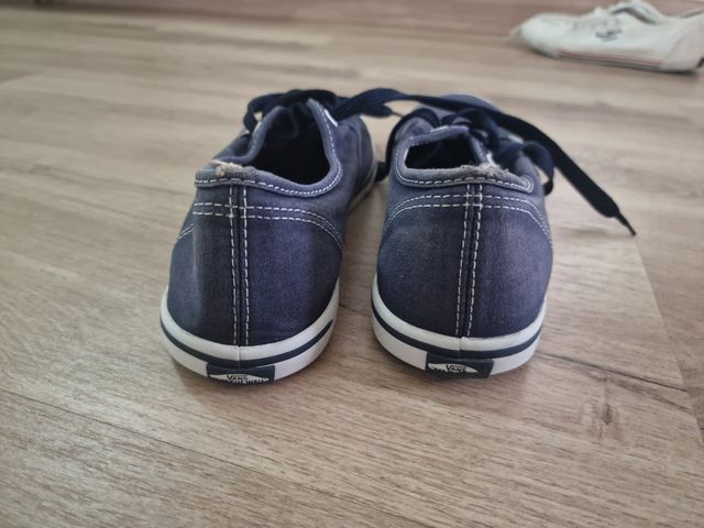Zapatillas Vans azules y blancas