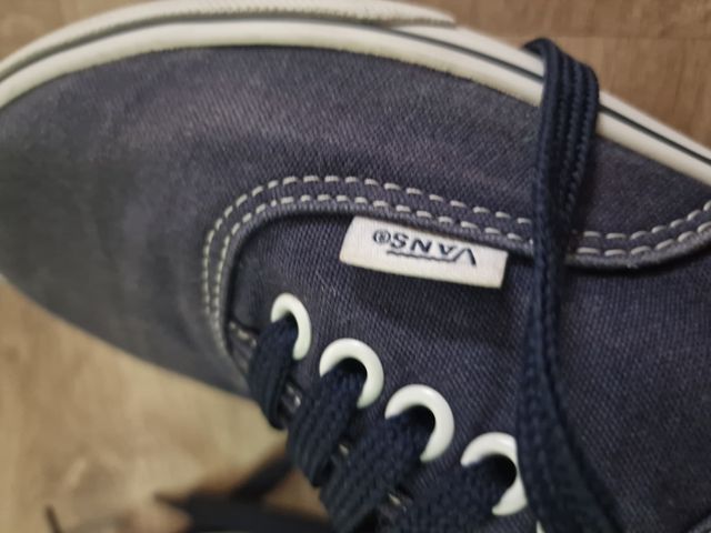 Zapatillas Vans azules y blancas