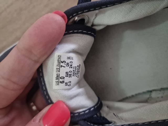 Zapatillas Vans azules y blancas