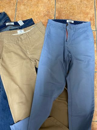 Pantalones vaqueros y chinos, en perfecto estado