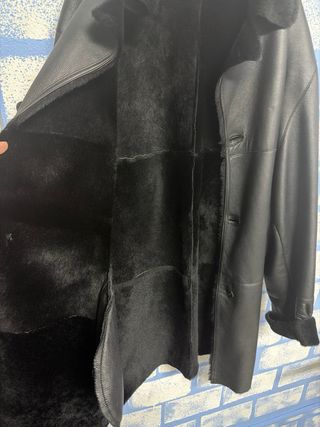 Abrigo de piel y cuero negro