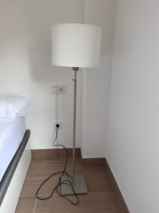 Lámpara de pie moderna plateada y blanca