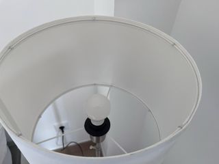 Lámpara de pie moderna plateada y blanca