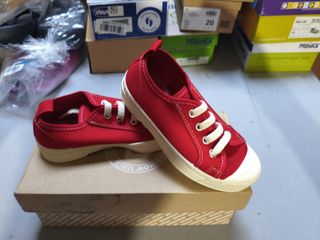Zapatillas rojas y blancas
