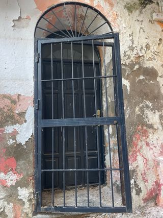 Puerta de Hierro Negra