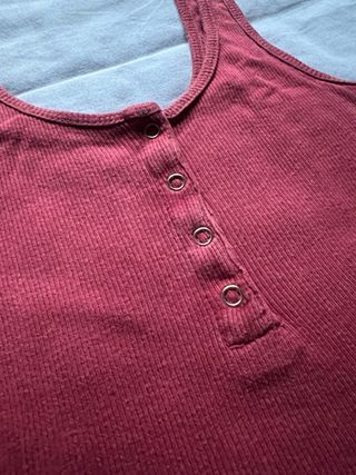 Top color granate con botones