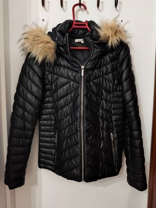 Chaqueta Morgan Negra con Capucha y Pelo