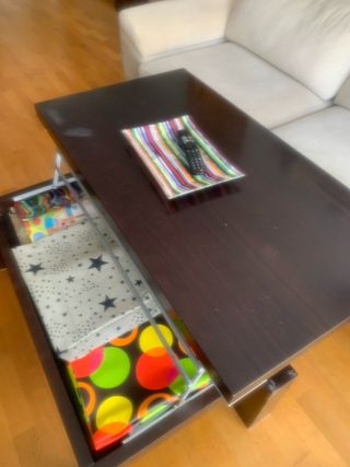Mueble comedor con mesa elevable.

