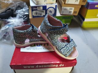 Sandalias niña floral azul y rosa