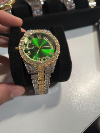 Reloj de Lujo Dorado y Verde con Cristales