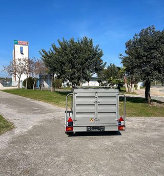 Remolque caja cerrada gris