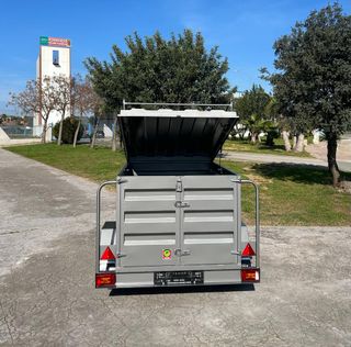 Remolque caja cerrada gris