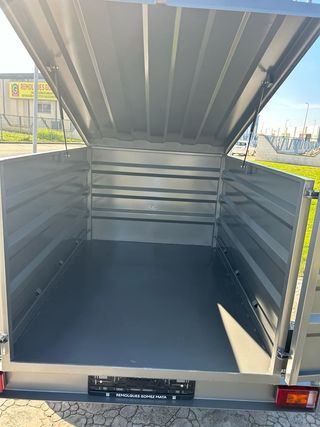 Remolque caja cerrada gris