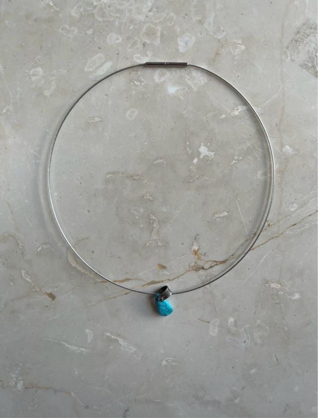 Gargantilla con colgante de piedra turquesa