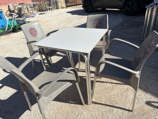 Mesa y 4 sillas de exterior