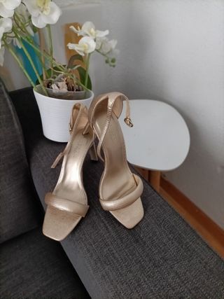 Sandalias doradas elegantes para boda