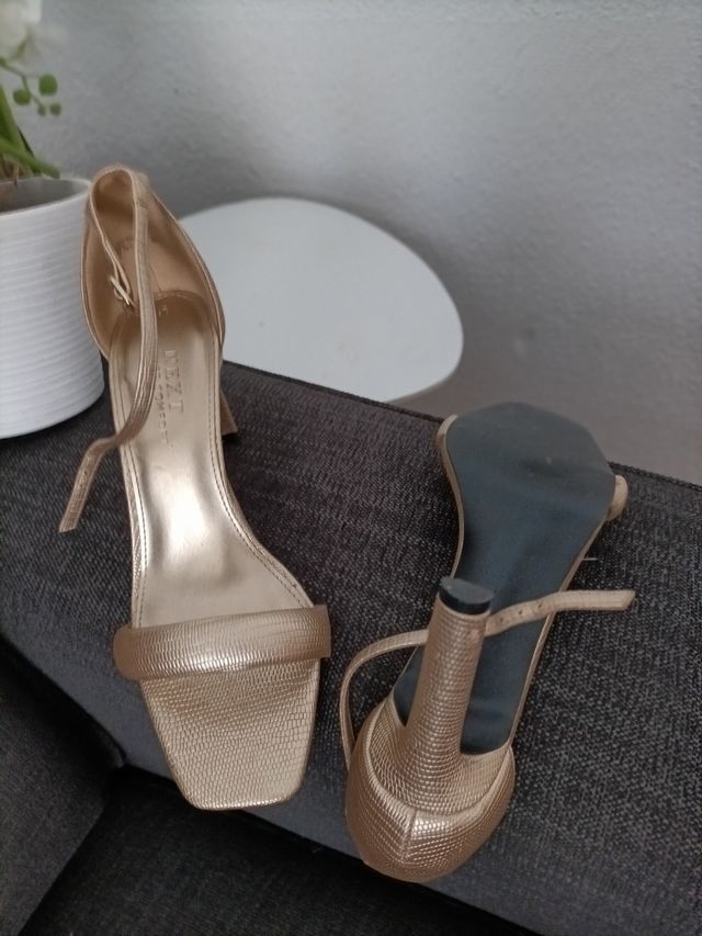 Sandalias doradas elegantes para boda