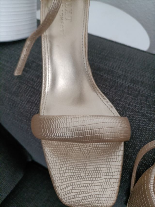 Sandalias doradas elegantes para boda